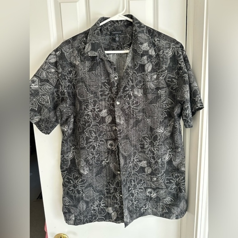 Van Hueson, men’s shirt sleeve black print button down shirt, L